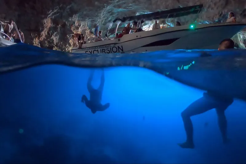 Łódź motorowa sunie po otwartych wodach Boki Kotorskiej