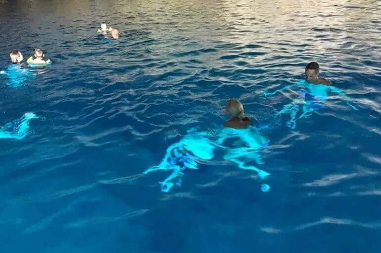 Siedzenia na pokładzie słonecznym prywatnej łodzi, w tle Zatoka Kotorska