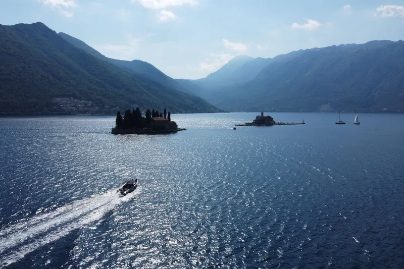 Turkusowy blask wnętrza Niebieskiej Groty na półwyspie Luštica