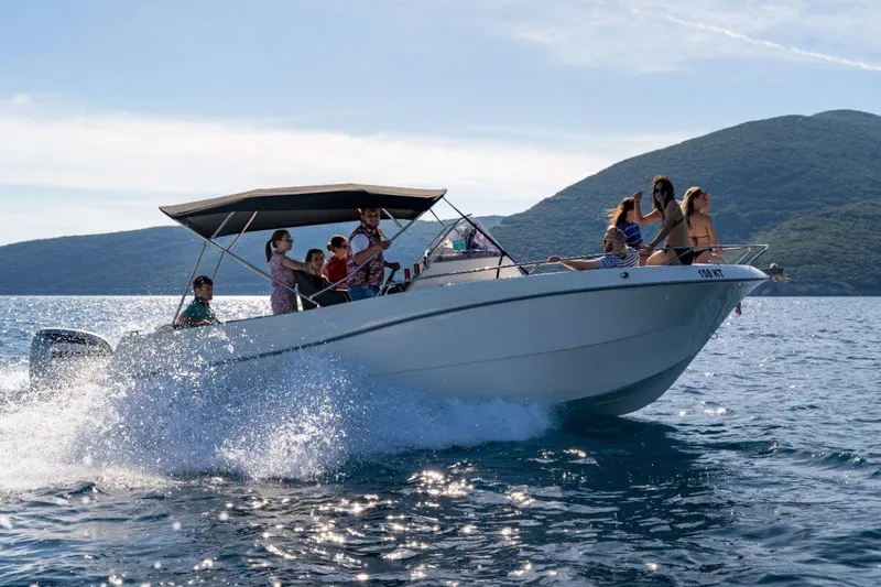 Wyspa Mamula widziana z prywatnej łodzi motorowej na Adriatyku