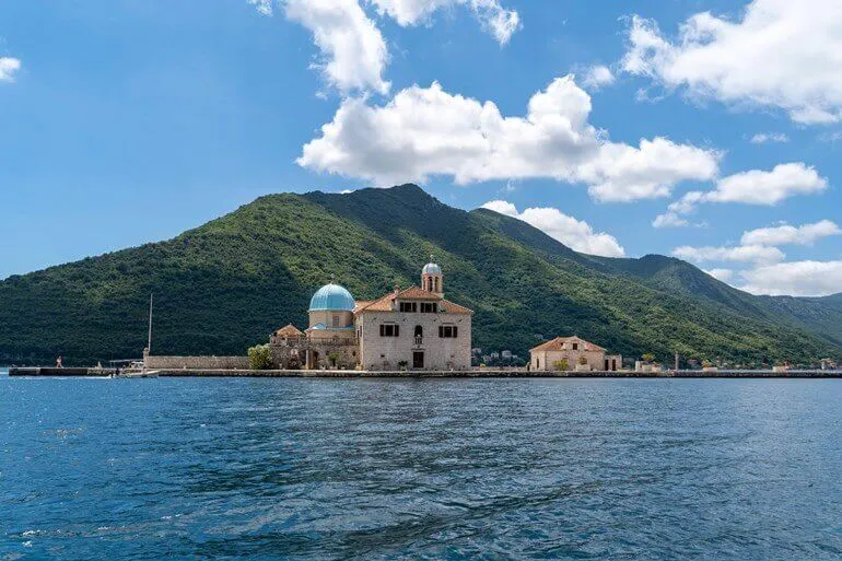 Panorama gór Zatoki Kotorskiej z prywatnej łodzi motorowej
