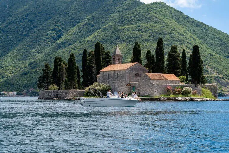 Wejście do tajnego tunelu U-Bootów niedaleko Niebieskiej Groty