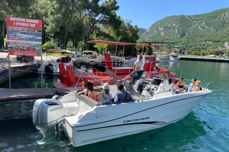 Średniej wielkości łódź motorowa dla 10 pasażerów przy pomoście w Kotorze