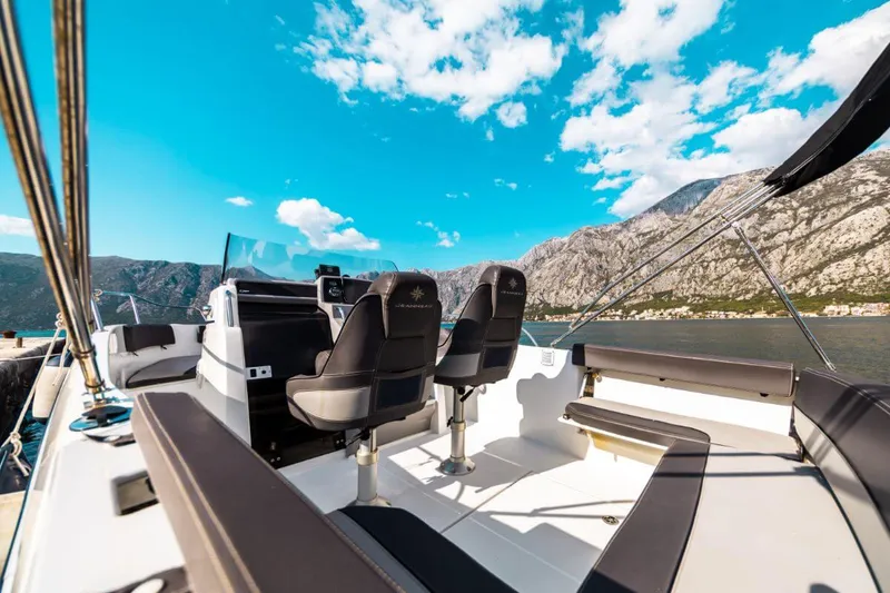 Wynajęta łódź motorowa płynie obok gór Zatoki Kotorskiej