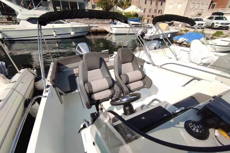 Wynajęta łódź mija brzeg wiosek rybackich w Zatoce Kotorskiej