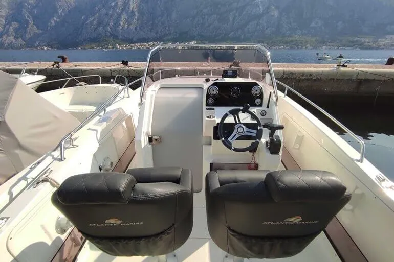 Kapitan prowadzi 10-osobową łódź motorową przez zatokę