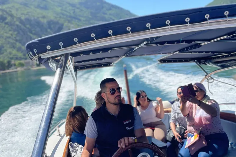 Luksusowa łódź VIP Don Amon przy pomoście w Kotorze w Czarnogórze