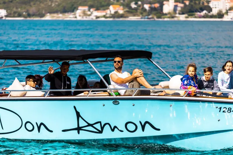 Siedzenia w stylu lounge i pokład słoneczny na luksusowym tenderze Don Amon