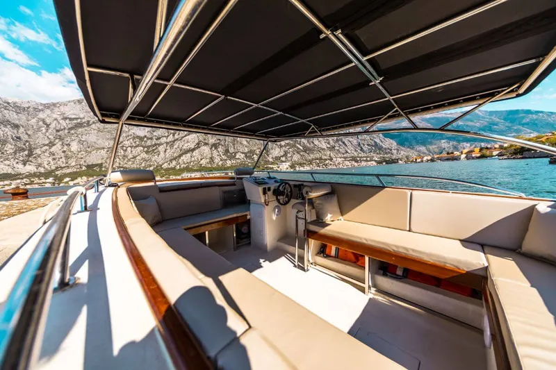 Don Amon sunie przez Zatokę Kotorską z panoramą gór w tle