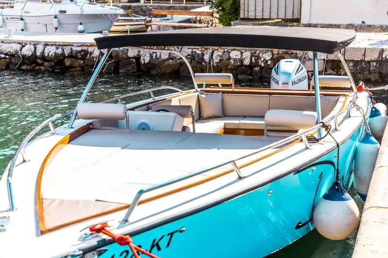 Goście świętują na luksusowej łodzi VIP w Boce Kotorskiej