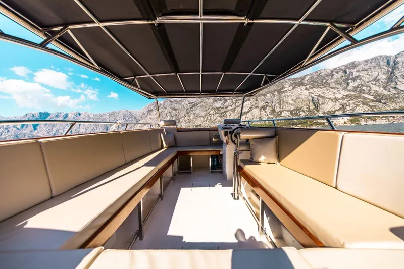 Przedłużony pokład słoneczny do relaksu na czarterze Don Amon