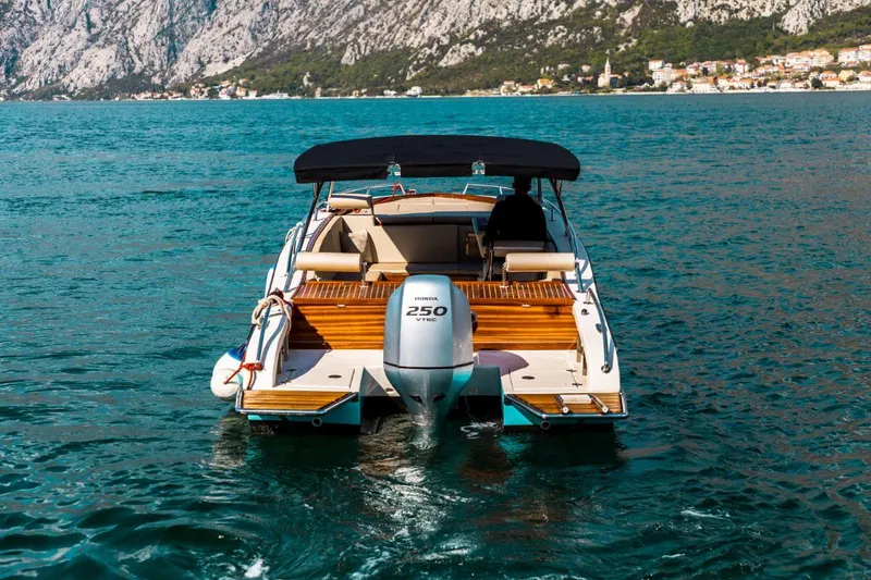 Luksusowa łódź Don Amon o zachodzie słońca w Zatoce Kotorskiej