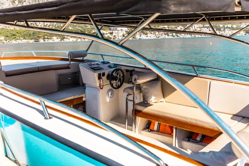 Przestronny pokład 14-osobowej łodzi VIP z premiumowym wyposażeniem