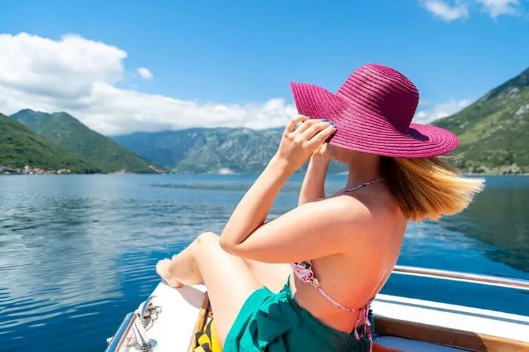 Don Amon mija Perast podczas prywatnego czarteru