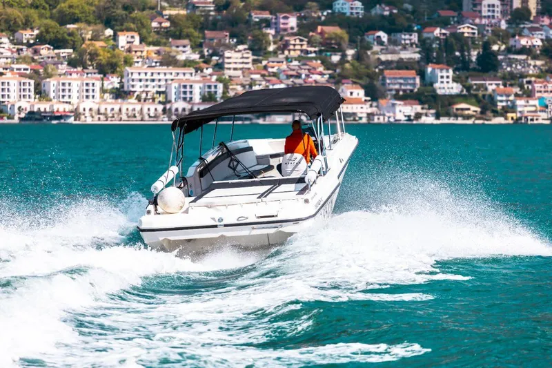 Duża łódź Excursion 36 dla 20 pasażerów przy porcie w Kotorze