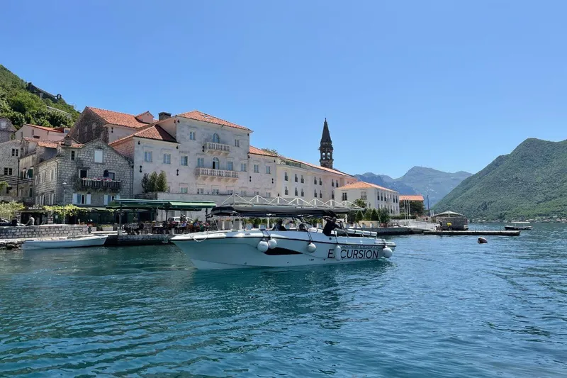 Przestronny pokład łodzi Excursion dla grupowych rejsów w Czarnogórze