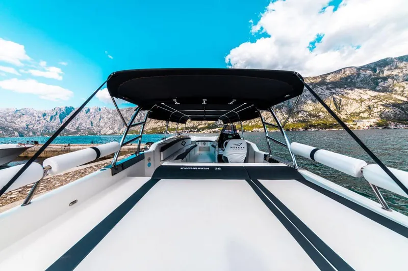 Zespół firmowy na łodzi Excursion podczas wypadu po Boce Kotorskiej