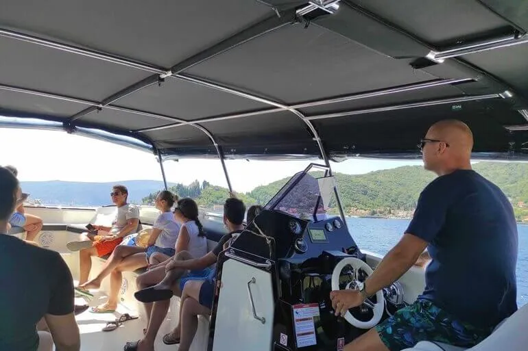 Szeroka zacieniona strefa siedząca na dużym Excursionie 36