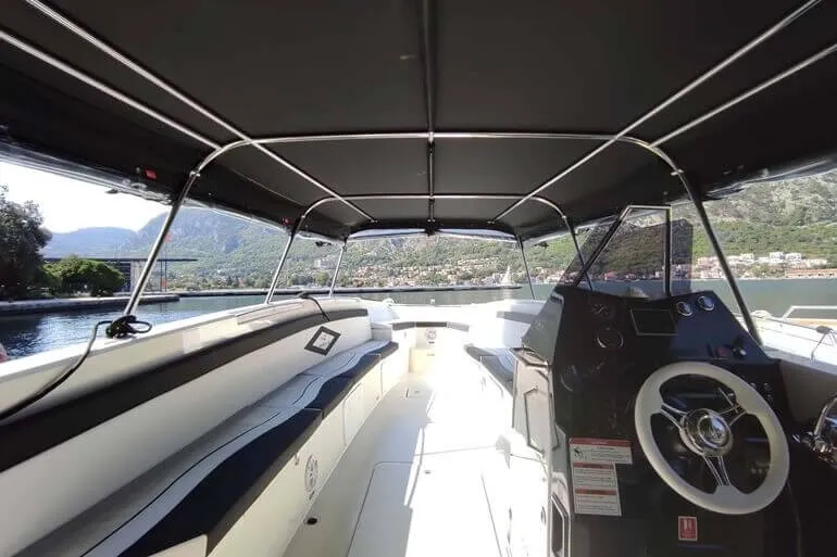 Łódź Excursion mija góry i nadmorskie wioski w Boce Kotorskiej