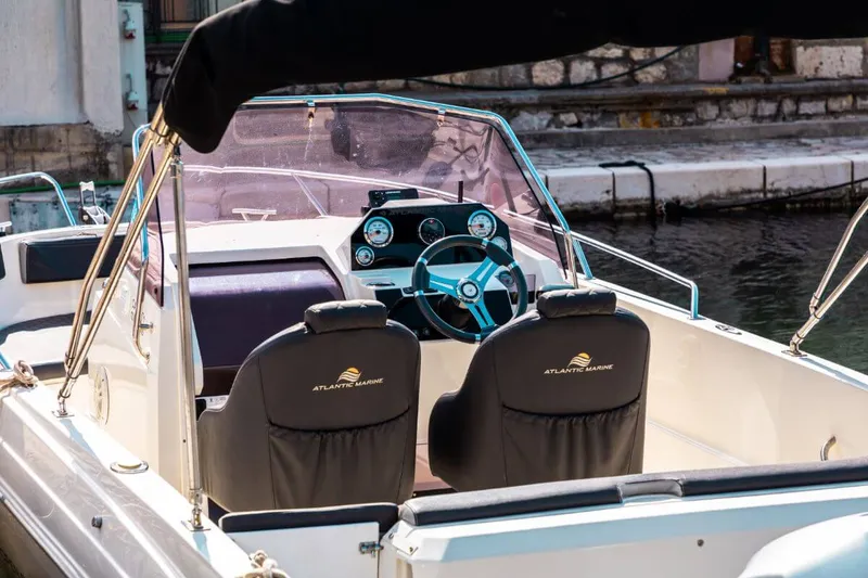 Grupa przyjaciół na prywatnym rejsie przez Bokę Kotorską