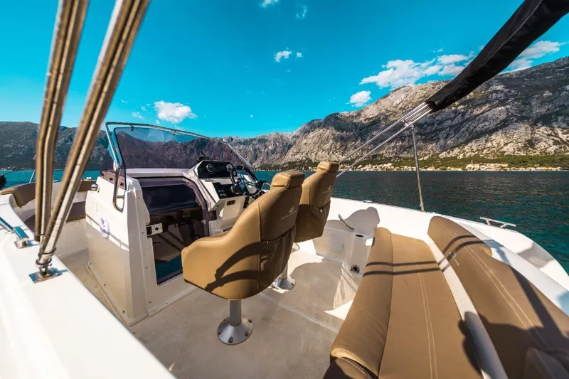 Wygodne siedzenia i pokład słoneczny na 8-osobowej łodzi na wynajem