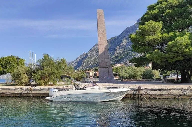 Pasażerowie pływają z wynajętej łodzi w ukrytej zatoczce zatoki