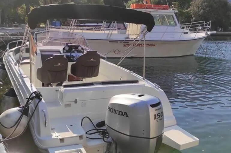 Zadaszenie bimini nad strefą siedzącą wynajętej łodzi motorowej