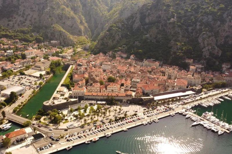 Prywatna łódź wraca do portu Kotor o zachodzie słońca