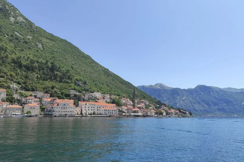 Panorama Zatoki Kotorskiej z pędzącej prywatnej łodzi