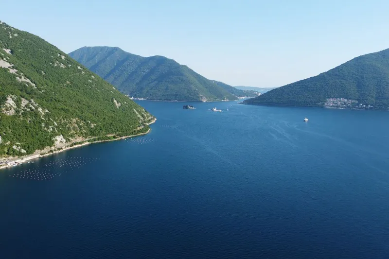 Domy rybackiej wioski nad brzegiem Zatoki Kotorskiej z pokładu