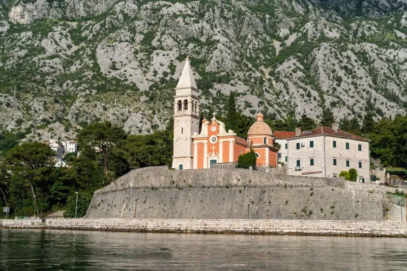 Wyspa Matki Bożej na Skale widziana podczas prywatnego rejsu