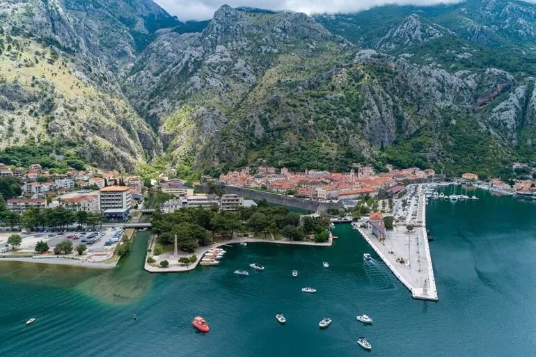 Goście robią zdjęcia z prywatnej łodzi motorowej w Boce Kotorskiej