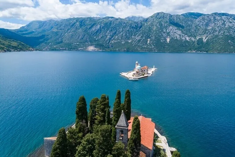 Stare Miasto i mury Kotoru widziane z bliska z wody