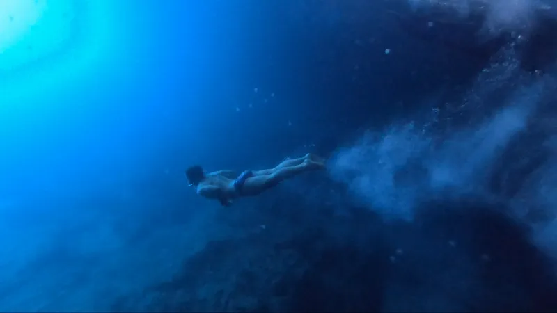 Boka Körfezi'nde sudan görülen Kayalıklar Meryem Ana ada kilisesi Boka Körfezi'nde sudan görülen Kayalıklar Meryem Ana ada kilisesi