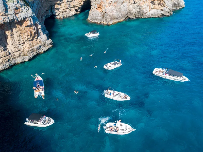 Herceg Novi yakınında Adriyatik'le çevrili Mamula Adası kalesi Herceg Novi yakınında Adriyatik'le çevrili Mamula Adası kalesi