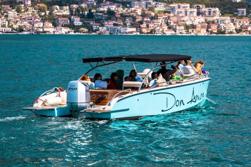 Tur sırasında kristal berraklığındaki Mavi Mağara'da yüzen misafirler Tur sırasında kristal berraklığındaki Mavi Mağara'da yüzen misafirler