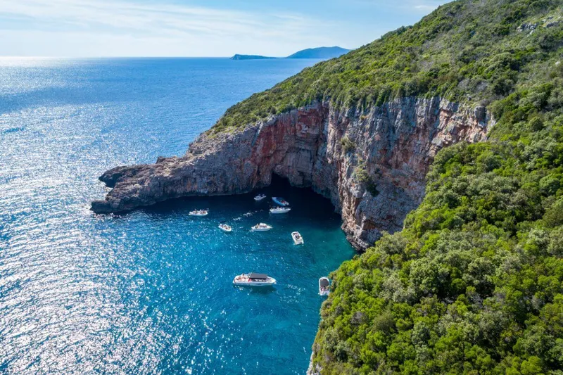 Boka Körfezi'ndeki gizli eski denizaltı askeri tünelinin girişi Boka Körfezi'ndeki gizli eski denizaltı askeri tünelinin girişi