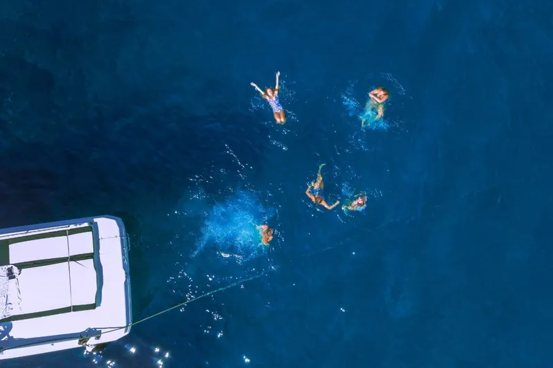 Karadağ'da Kotor Körfezi'nin dağları önünde seyreden sürat teknesi Karadağ'da Kotor Körfezi'nin dağları önünde seyreden sürat teknesi