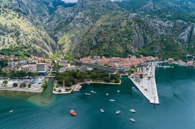 Geçen bir sürat teknesinden görülen Kayalıklar Meryem Ana kilise adası Geçen bir sürat teknesinden görülen Kayalıklar Meryem Ana kilise adası