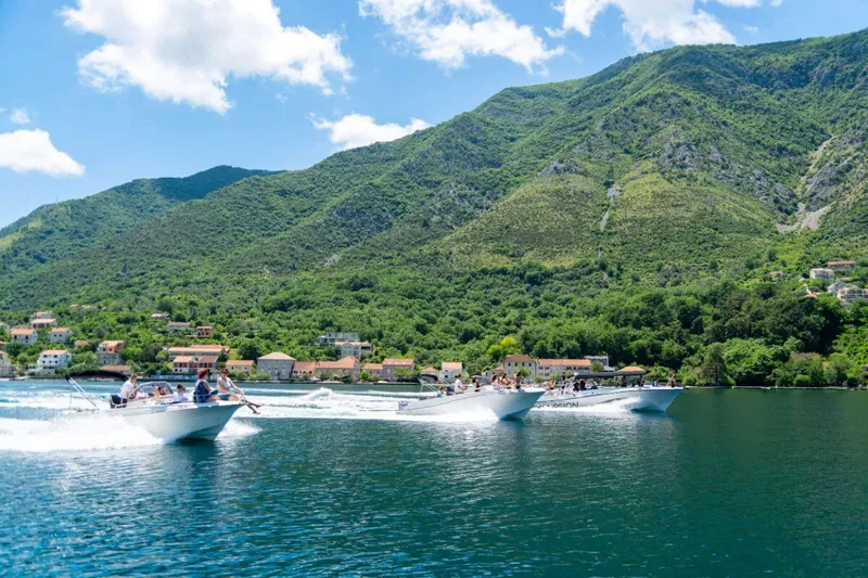 Karadağ'da eski denizaltı askeri üssü tünelinin girişi Karadağ'da eski denizaltı askeri üssü tünelinin girişi