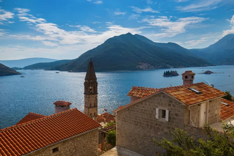 Adriyatik'te bir sürat teknesinden Herceg Novi Körfezi'nin panoramik görünümü Adriyatik'te bir sürat teknesinden Herceg Novi Körfezi'nin panoramik görünümü