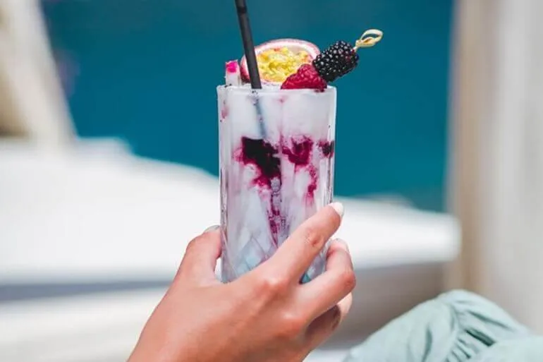 Güneşle aydınlanan kale ile Kotor'a dönen özel tekne Güneşle aydınlanan kale ile Kotor'a dönen özel tekne