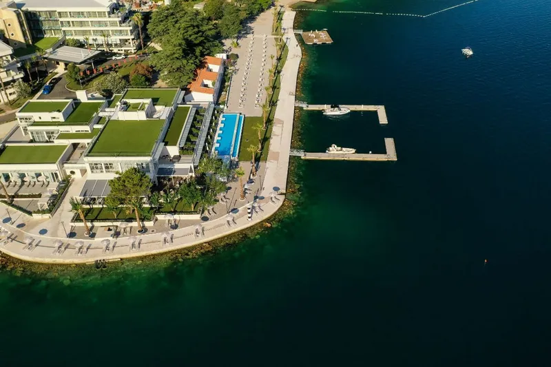 Palmiyeler ve kilise kuleleriyle Perast'ın barok sahil binaları Palmiyeler ve kilise kuleleriyle Perast'ın barok sahil binaları