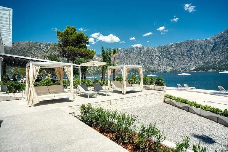 Perast'tan görülen St. George ve Kayalıklar Meryem Ana adalarının manzarası Perast'tan görülen St. George ve Kayalıklar Meryem Ana adalarının manzarası