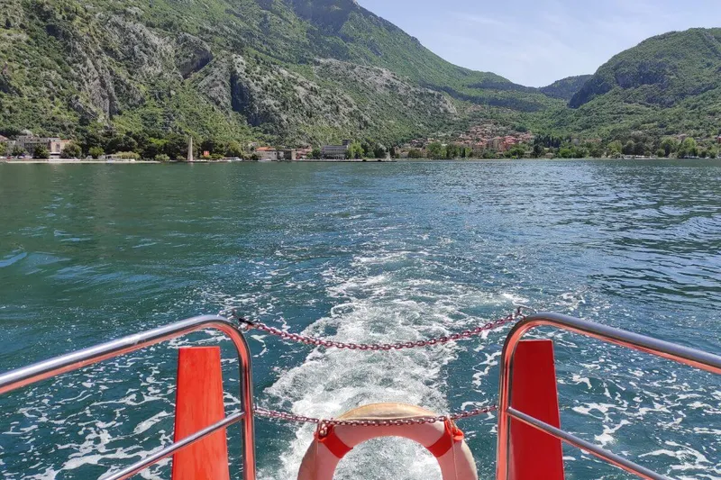 Passagers sur le pont supérieur du semi-sous-marin contemplant la baie de Kotor Passagers sur le pont supérieur du semi-sous-marin contemplant la baie de Kotor
