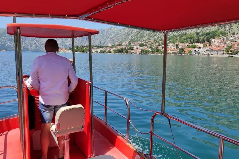 Karadağ'da Kotor Eski Şehri'nin önünden geçen yarı denizaltı Karadağ'da Kotor Eski Şehri'nin önünden geçen yarı denizaltı