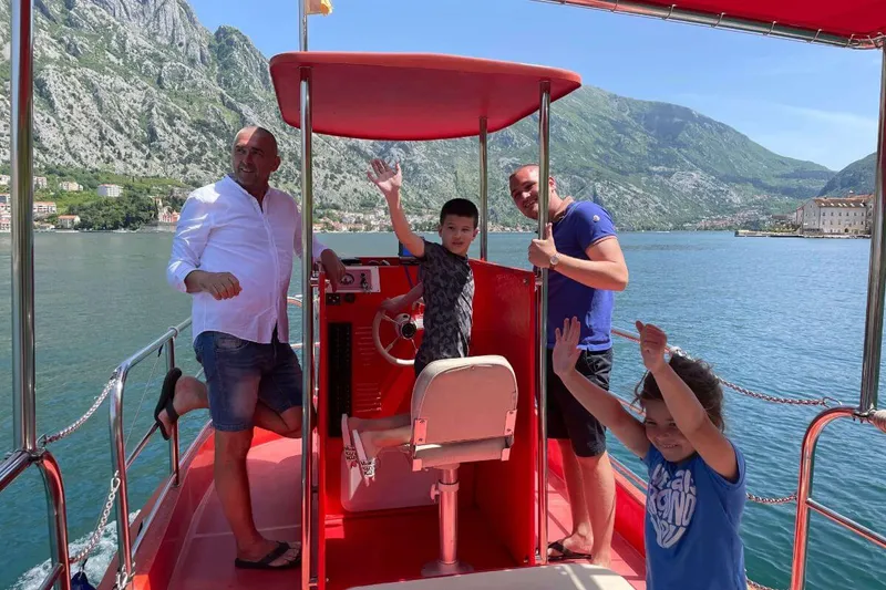 Güvertenin altında cam panellerden deniz yaşamını izleyen aile Güvertenin altında cam panellerden deniz yaşamını izleyen aile