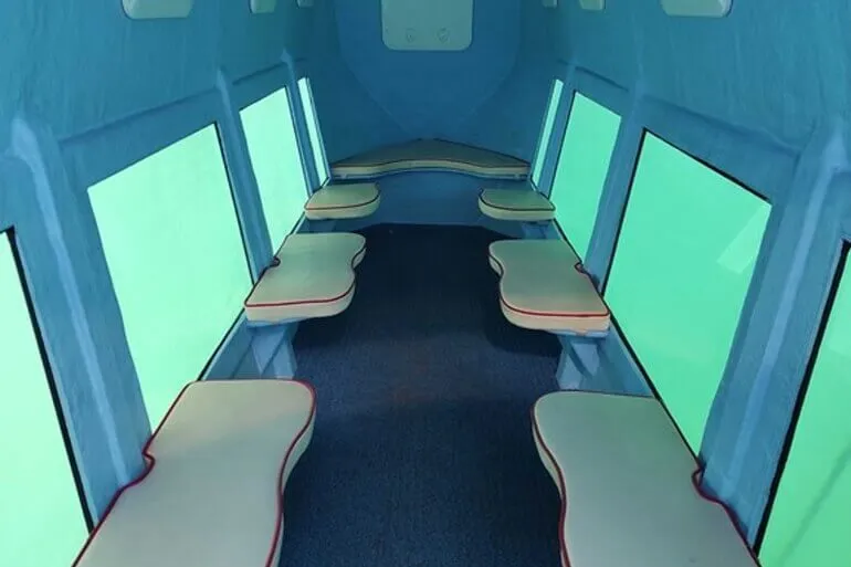 Yarı denizaltı güvertesinden görülen Muo balıkçı köyü Yarı denizaltı güvertesinden görülen Muo balıkçı köyü