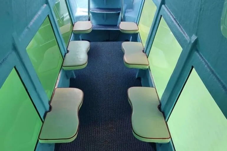 Yarı denizaltının sualtı pencerelerinden balıklara bakan çocuklar Yarı denizaltının sualtı pencerelerinden balıklara bakan çocuklar