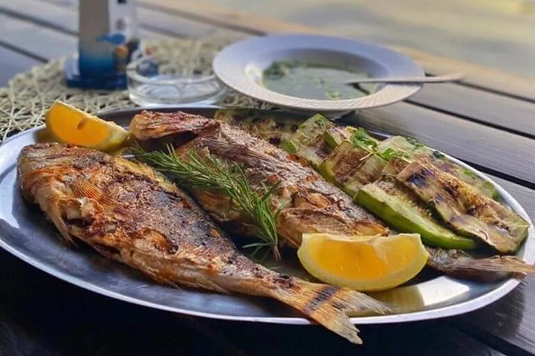 Kotor Körfezi kıyısında taze avı hazırlayan aile çiftliği Kotor Körfezi kıyısında taze avı hazırlayan aile çiftliği